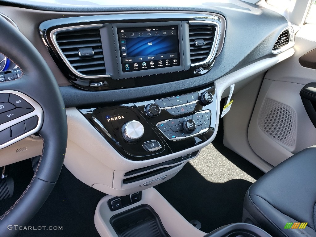 2019 Chrysler Pacifica Touring L Controls Photos