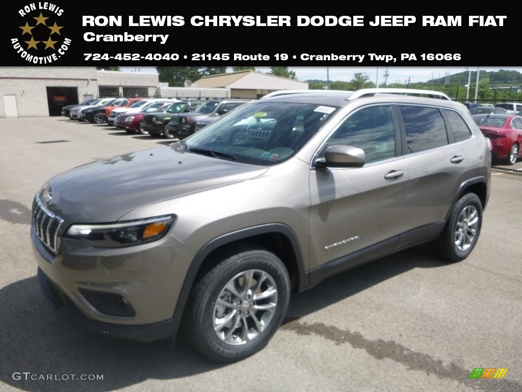 2019 Cherokee Latitude Plus 4x4 - Light Brownstone Pearl / Black photo #1