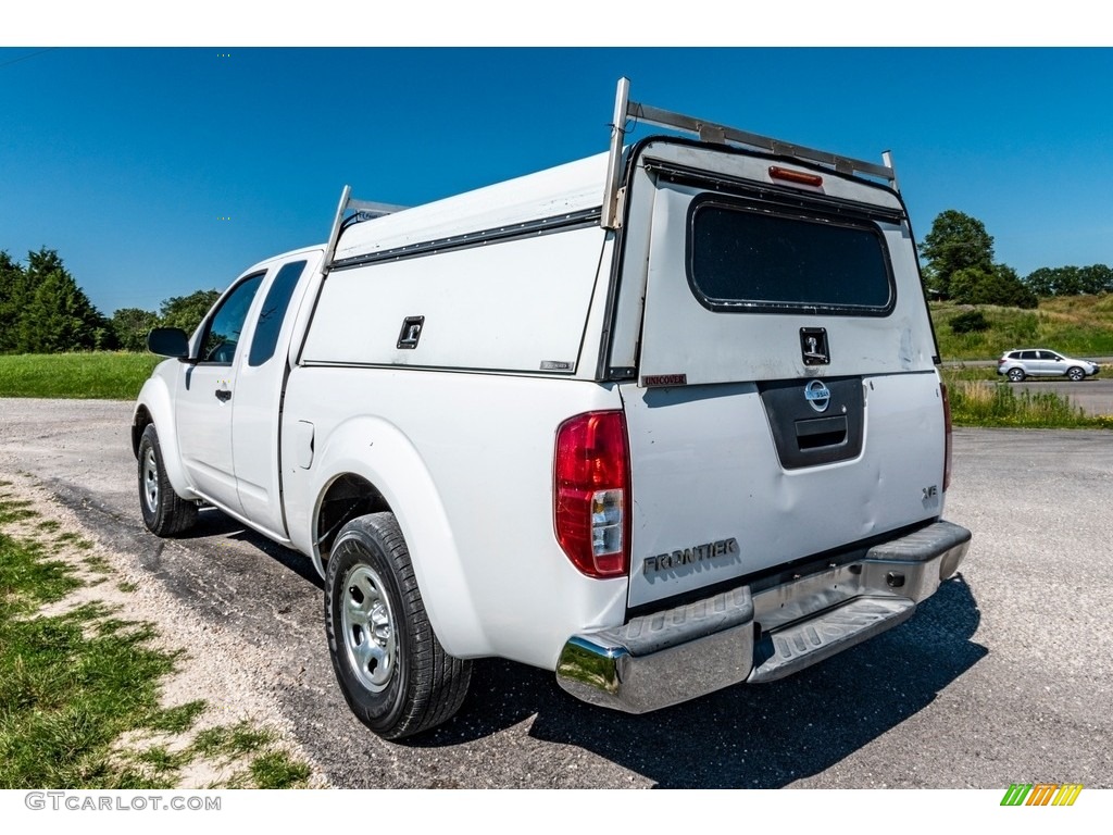 2007 Frontier XE King Cab - Avalanche White / Graphite photo #6