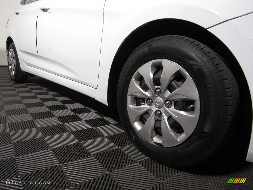 2016 Accent SE Sedan - Century White / Gray photo #3