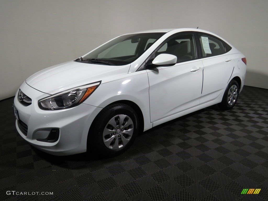 2016 Accent SE Sedan - Century White / Gray photo #5