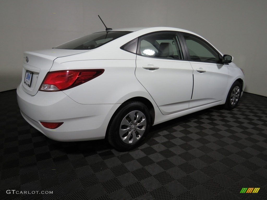 2016 Accent SE Sedan - Century White / Gray photo #12