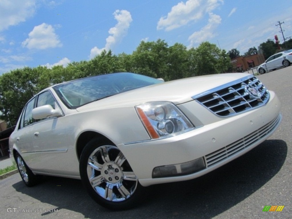 2011 DTS Platinum - White Diamond Tricoat / Light Linen/Cocoa Accents photo #2