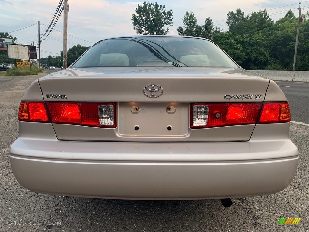 2001 Camry LE - Cashmere Beige Metallic / Gray photo #4