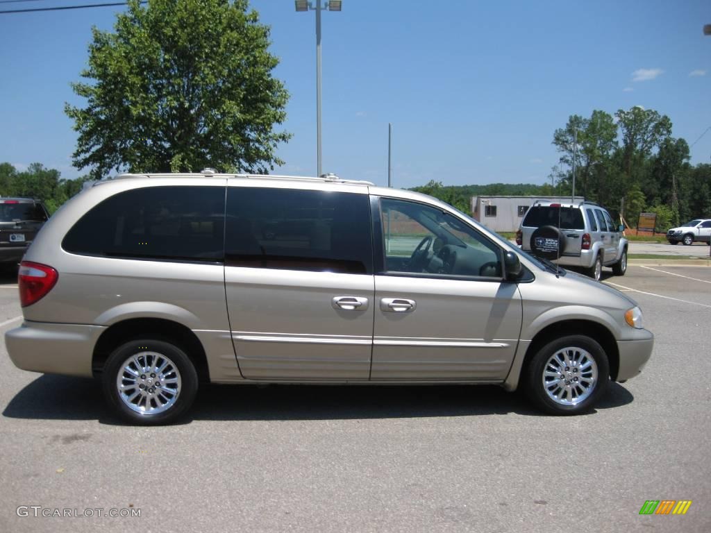 2003 Town & Country Limited - Light Almond Pearl / Taupe photo #17
