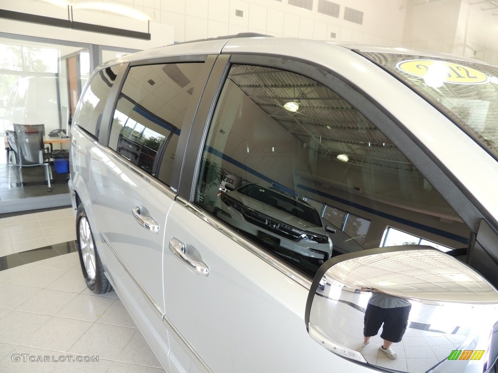 2012 Town & Country Touring - L - Bright Silver Metallic / Black/Light Graystone photo #11