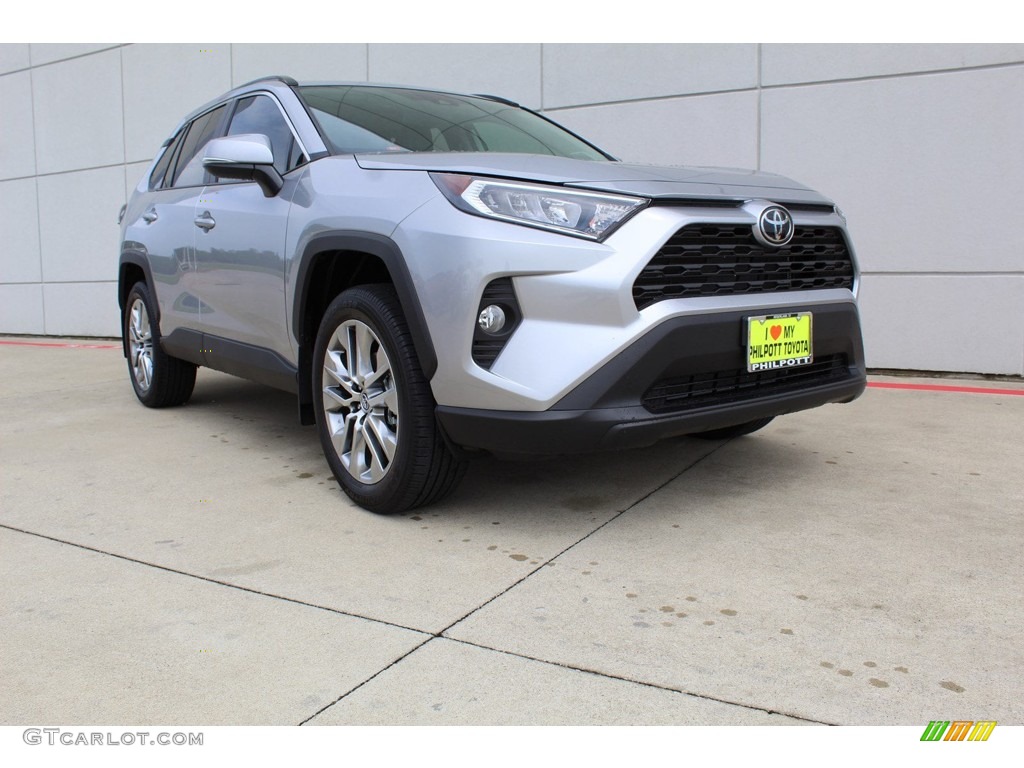 2019 RAV4 XLE - Silver Sky Metallic / Light Gray photo #2