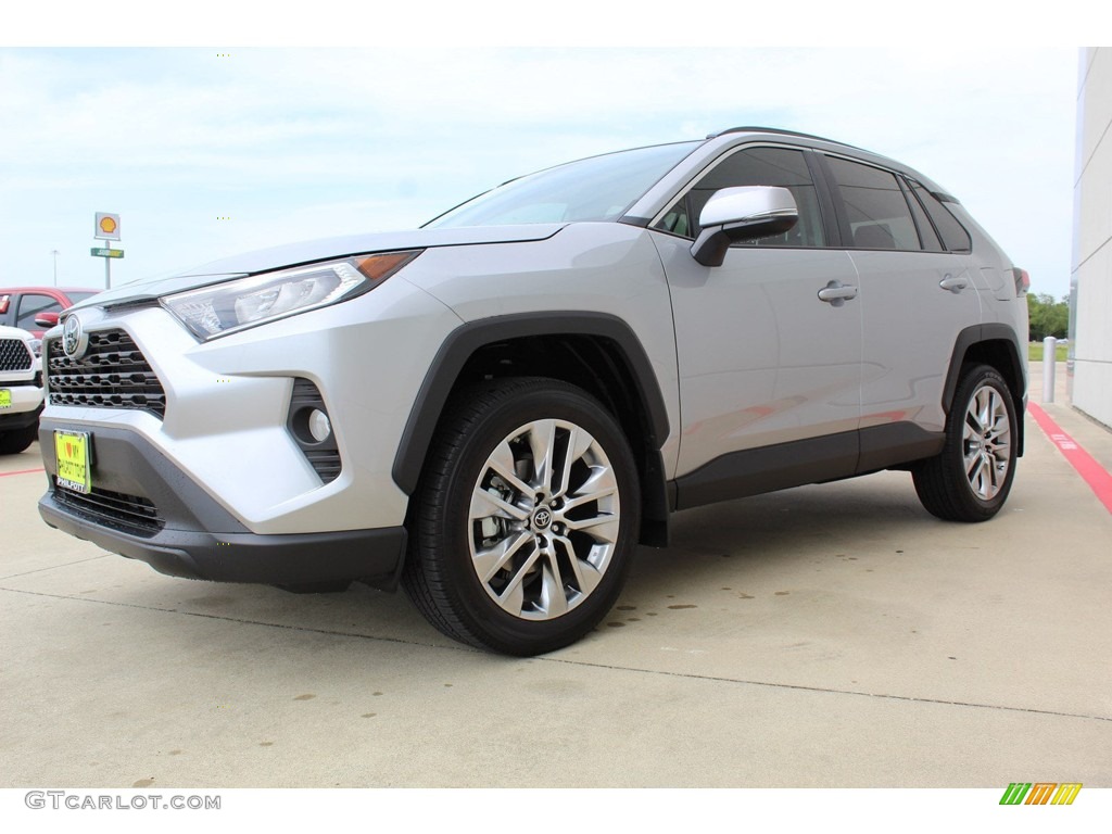 2019 RAV4 XLE - Silver Sky Metallic / Light Gray photo #4