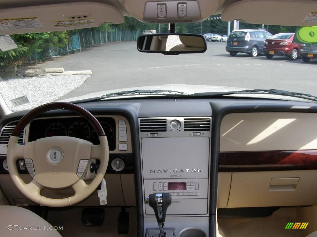2006 Navigator Luxury 4x4 - Cashmere Tri-Coat / Camel photo #25