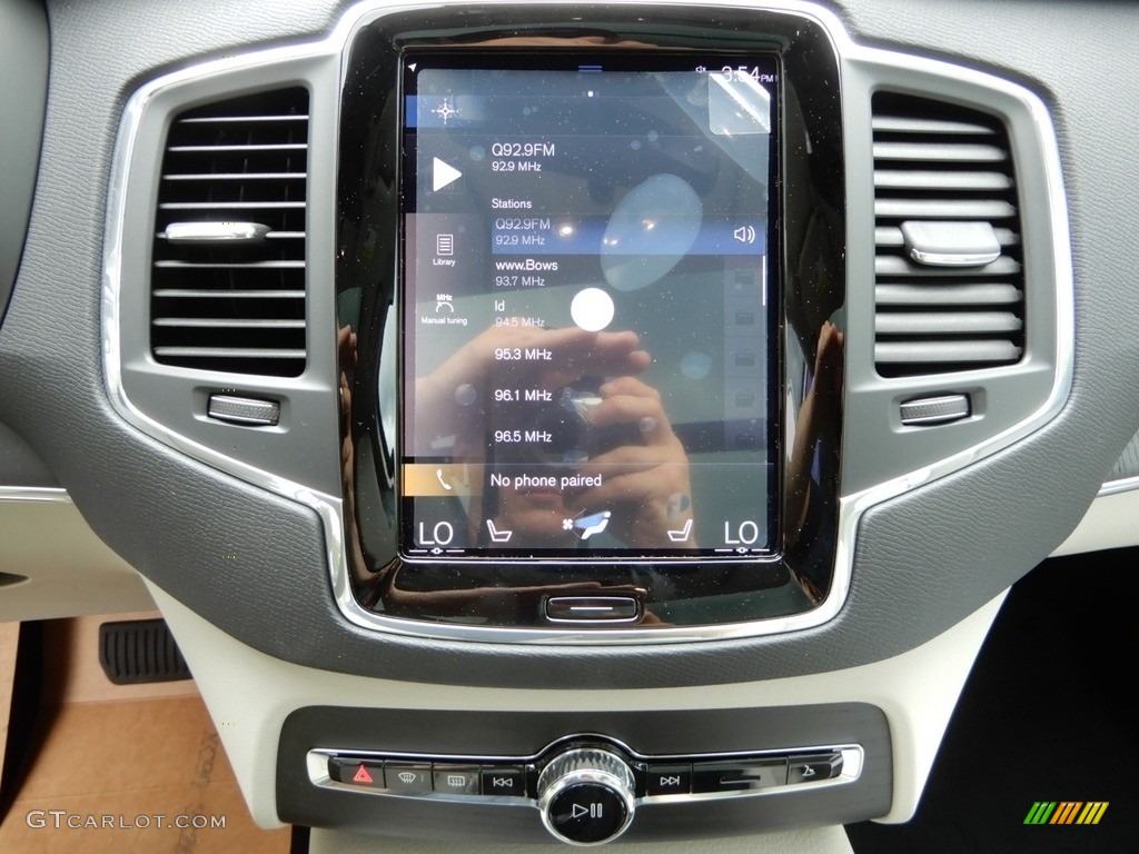 2020 Volvo XC90 T6 AWD Momentum Controls Photo #134162388