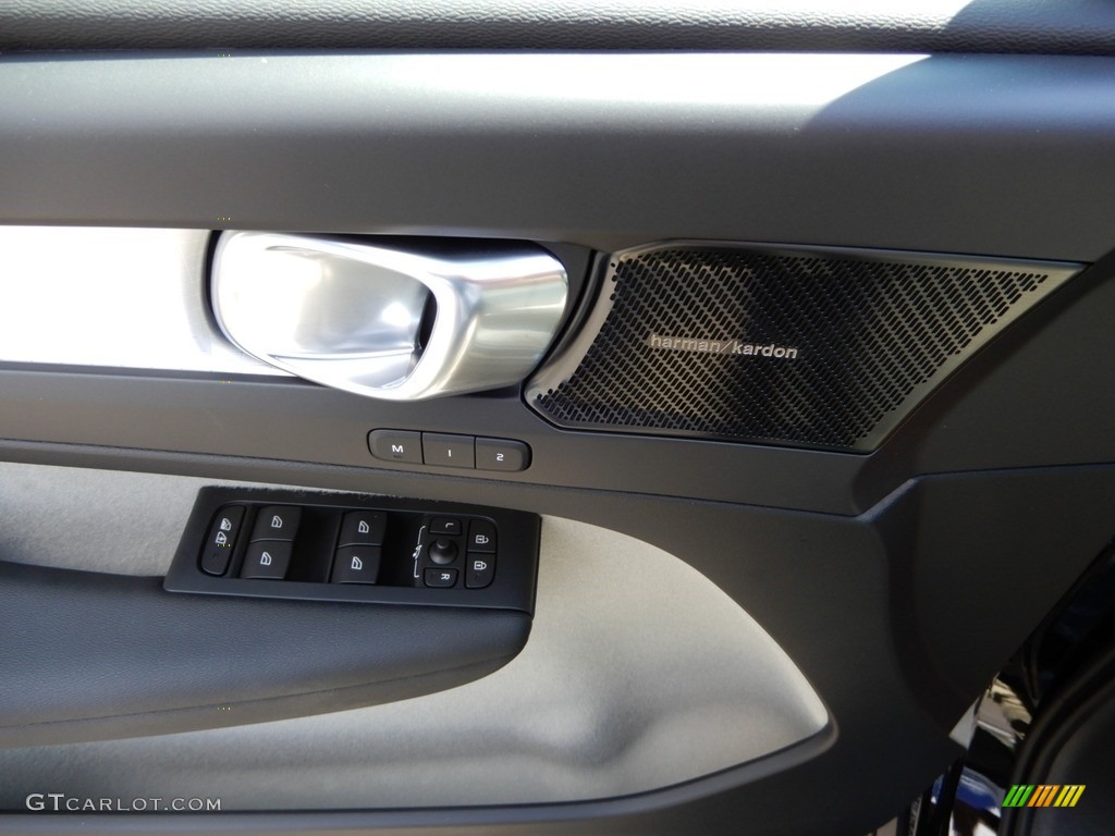 2019 XC40 T5 Momentum AWD - Black Stone / Blond photo #10