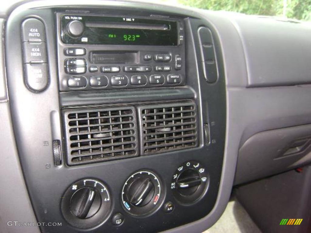 2002 Explorer XLT 4x4 - Black Clearcoat / Graphite photo #17