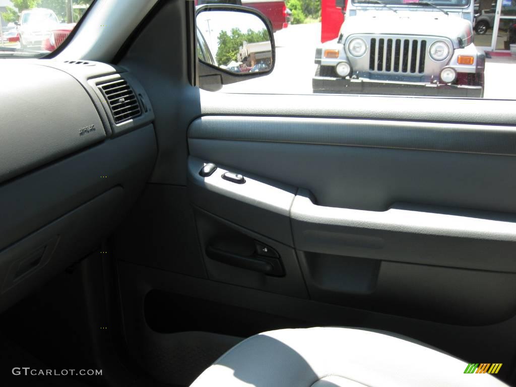 2004 Explorer XLT - Silver Birch Metallic / Graphite photo #15