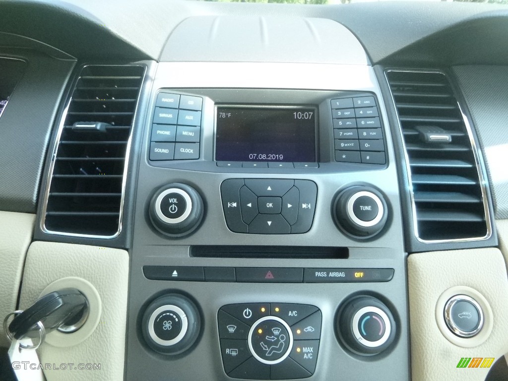 2015 Taurus SE - Tuxedo Black Metallic / Dune photo #16