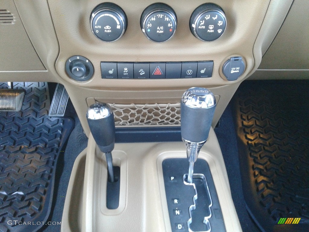 2013 Wrangler Unlimited Rubicon 4x4 - True Blue Pearl / Black/Dark Saddle photo #28