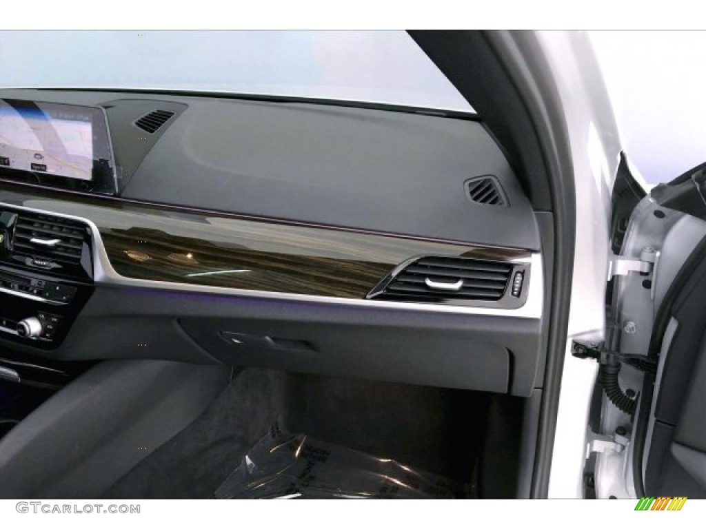 2019 5 Series 530e iPerformance Sedan - Glacier Silver Metallic / Black photo #24