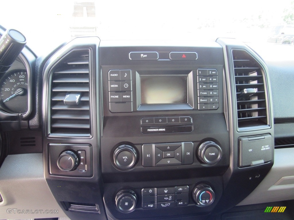 2017 F150 XL SuperCab 4x4 - Oxford White / Earth Gray photo #29