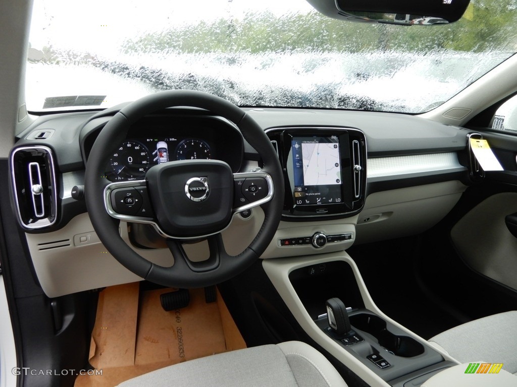 Blond/Charcoal Interior 2020 Volvo XC40 T5 Momentum AWD Photo #134340519