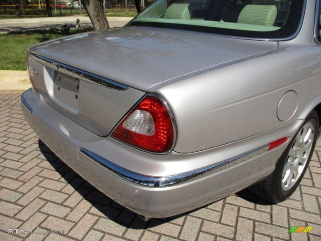 2004 XJ XJ8 - Platinum Silver Metallic / Sand photo #68