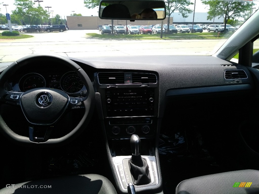 2019 Volkswagen Golf SE Dashboard Photos