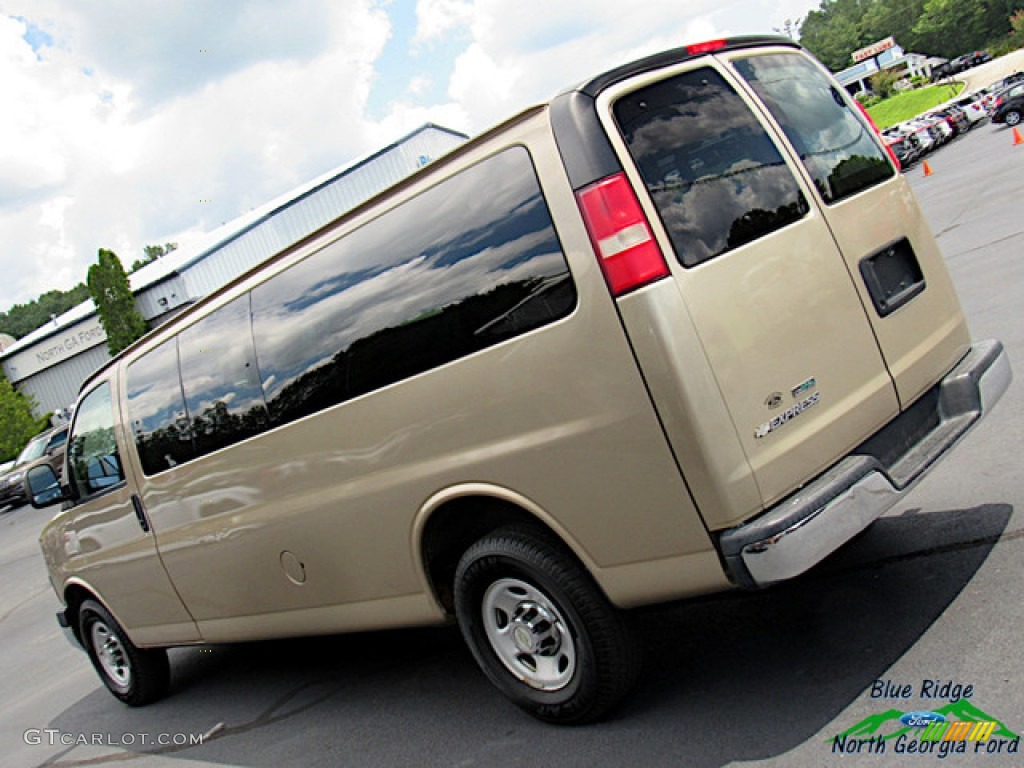 2011 Express LT 3500 Extended Passenger Van - Sandstone Metallic / Neutral photo #32