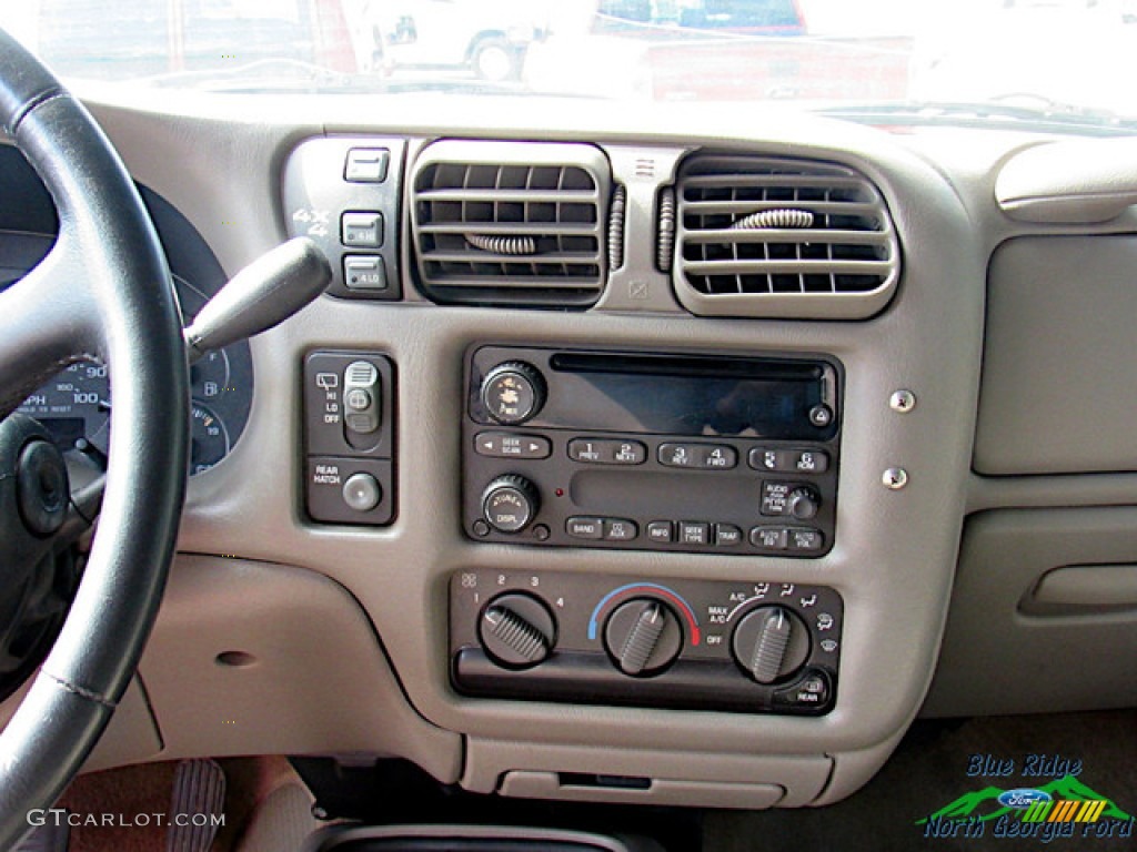 2004 Blazer LS 4x4 - Victory Red / Medium Gray photo #11