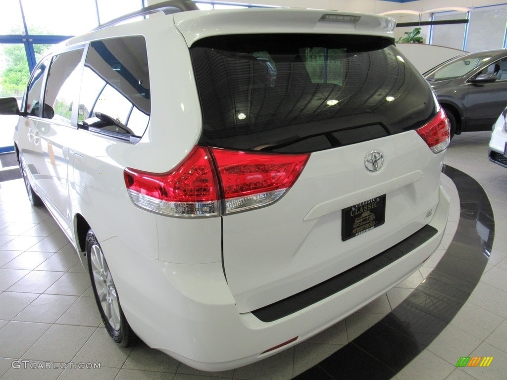 2013 Sienna LE AWD - Super White / Bisque photo #9