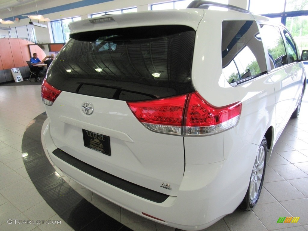 2013 Sienna LE AWD - Super White / Bisque photo #10