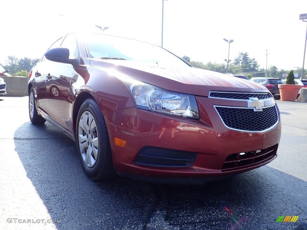 2012 Cruze LS - Autumn Red Metallic / Jet Black/Medium Titanium photo #12
