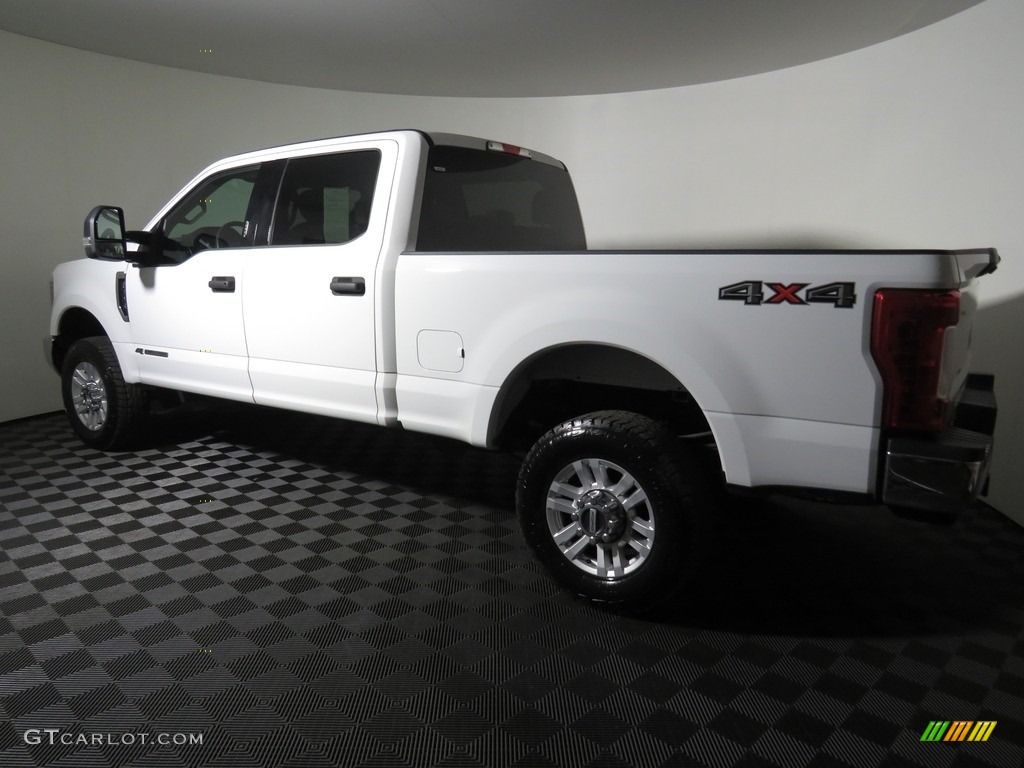 2018 F350 Super Duty XLT Crew Cab 4x4 - Oxford White / Earth Gray photo #8