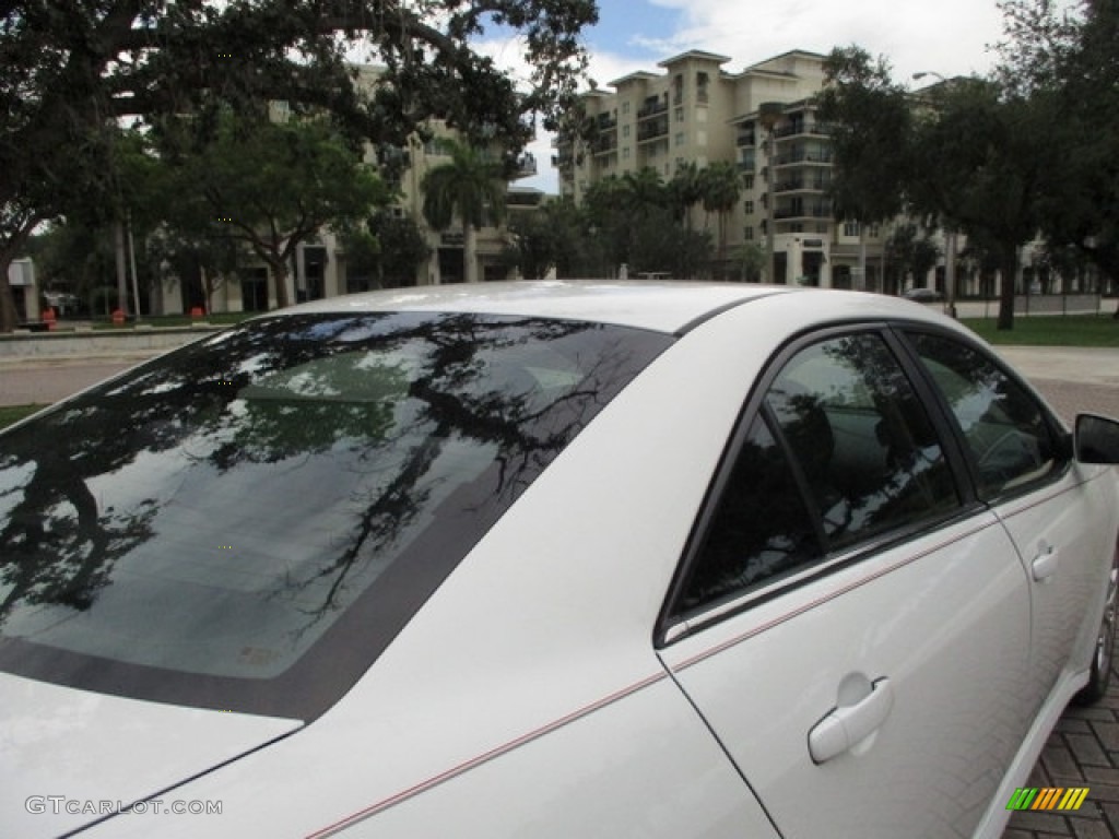 2010 G6 Sedan - Summit White / Ebony photo #17