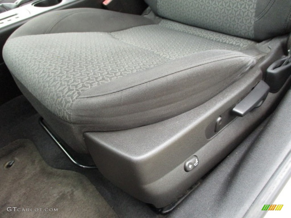 2010 G6 Sedan - Summit White / Ebony photo #32