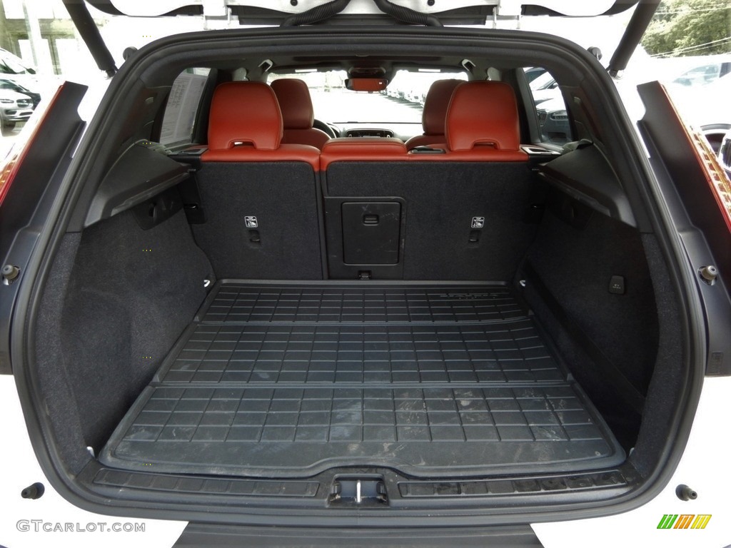 2019 Volvo XC40 T5 Momentum AWD Trunk Photos