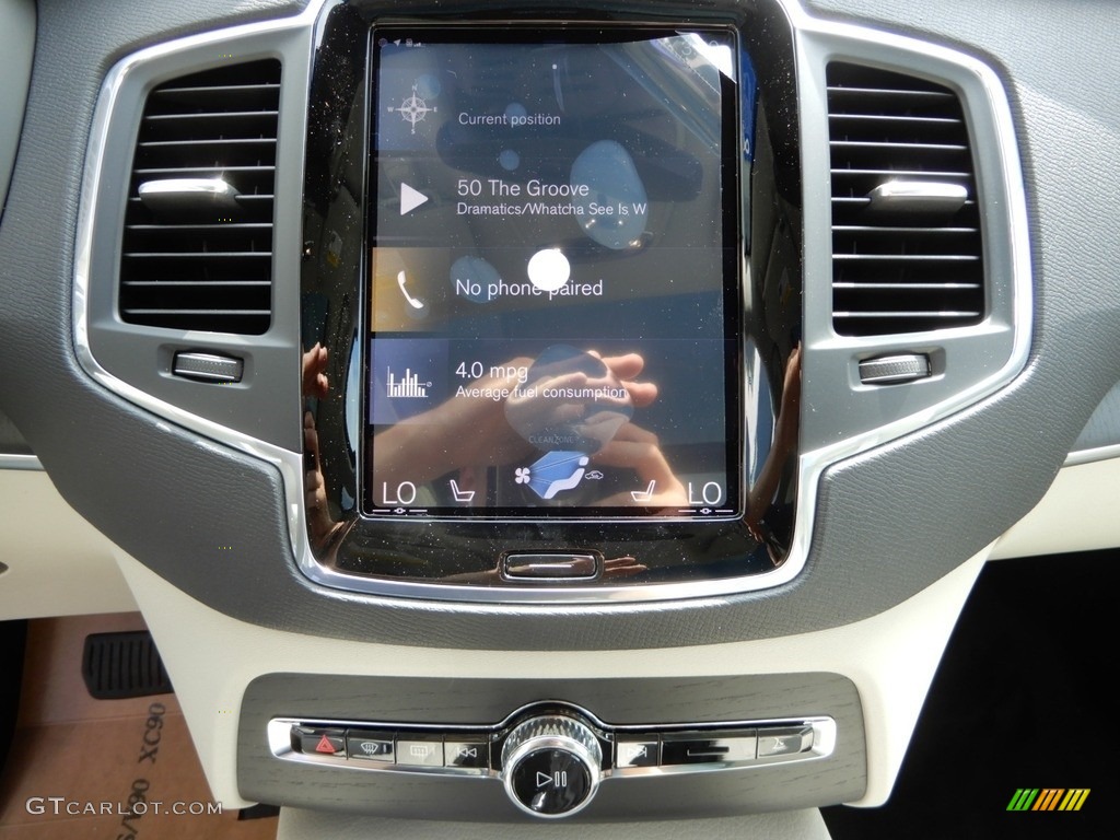 2020 Volvo XC90 T6 AWD Momentum Controls Photo #134640365