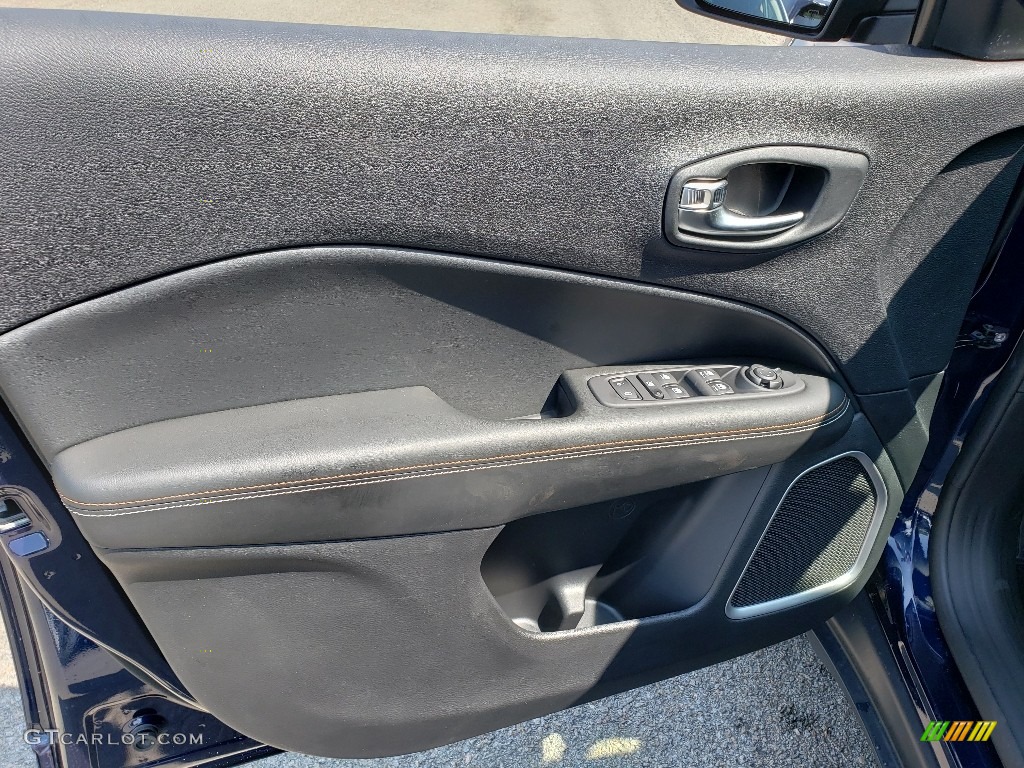 2019 Compass Latitude 4x4 - Jazz Blue Pearl / Black photo #8