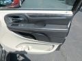 Brilliant Black Crystal Pearl - Town & Country Touring - L Photo No. 6