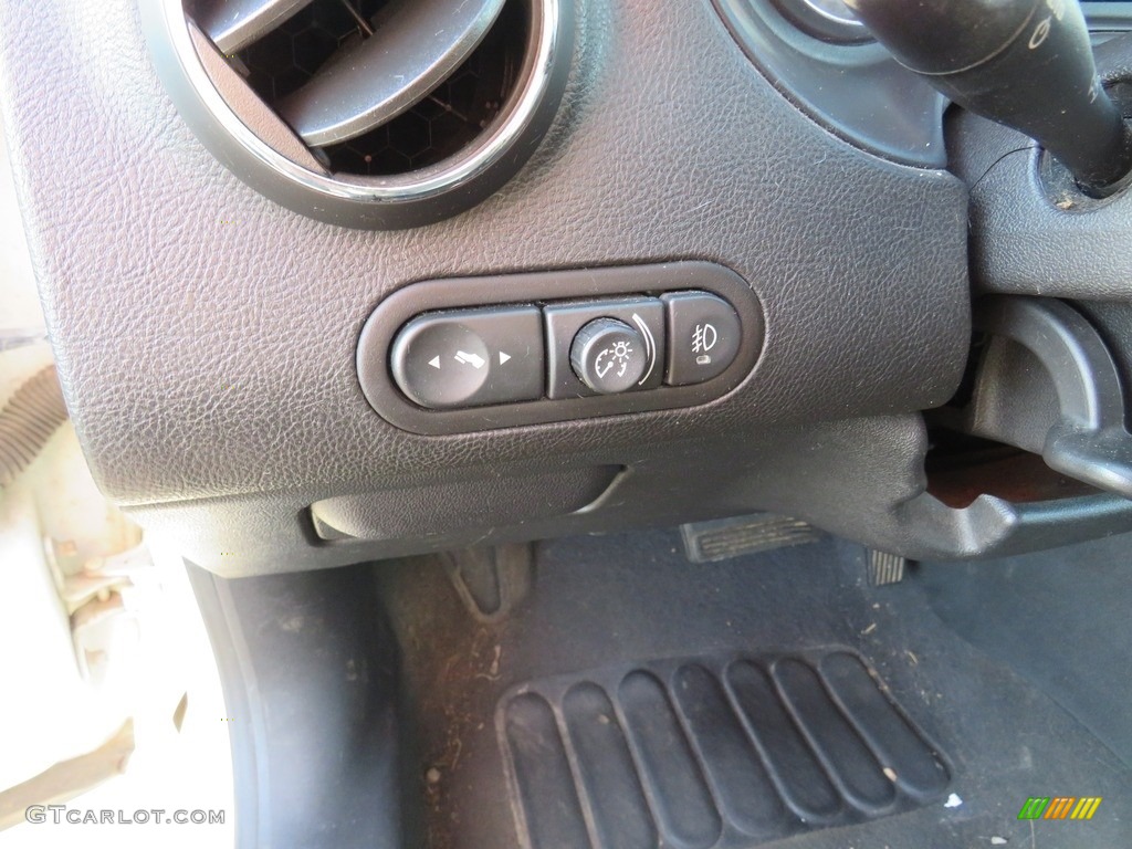 2005 G6 GT Sedan - Ivory White / Ebony photo #13