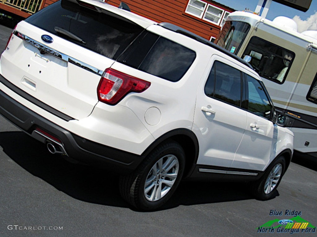 2018 Explorer XLT - Oxford White / Ebony Black photo #32