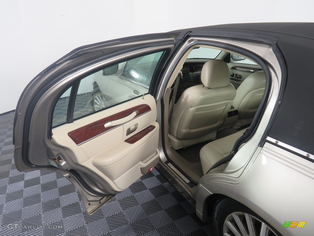 2003 Town Car Executive - Light Parchment Gold / Medium Dark Parchment/Light Parchment photo #29