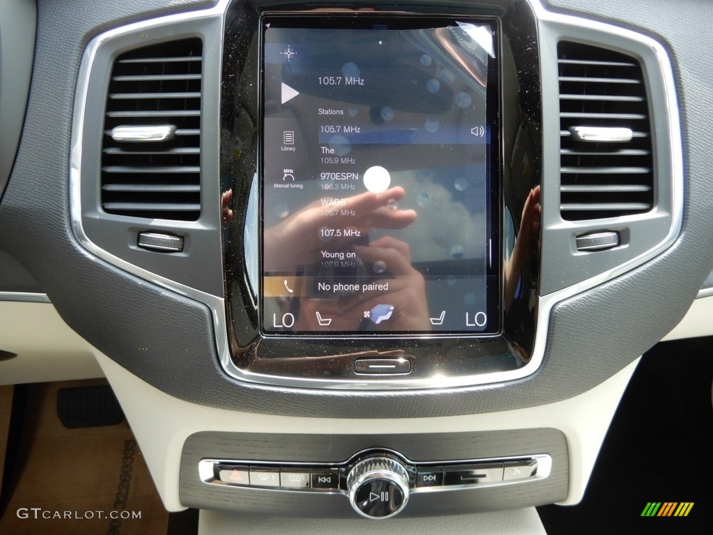 2020 Volvo XC90 T6 AWD Momentum Controls Photo #134727306