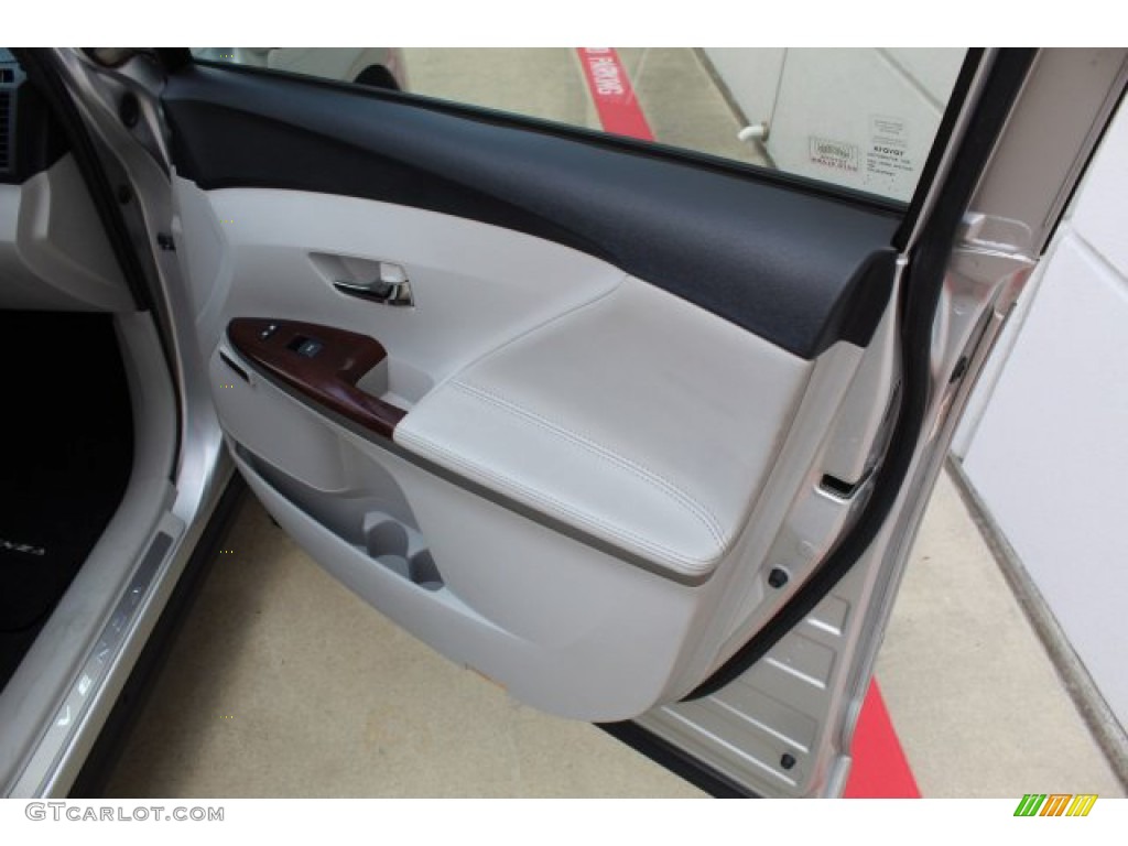 2010 Venza V6 - Classic Silver Metallic / Ivory photo #28