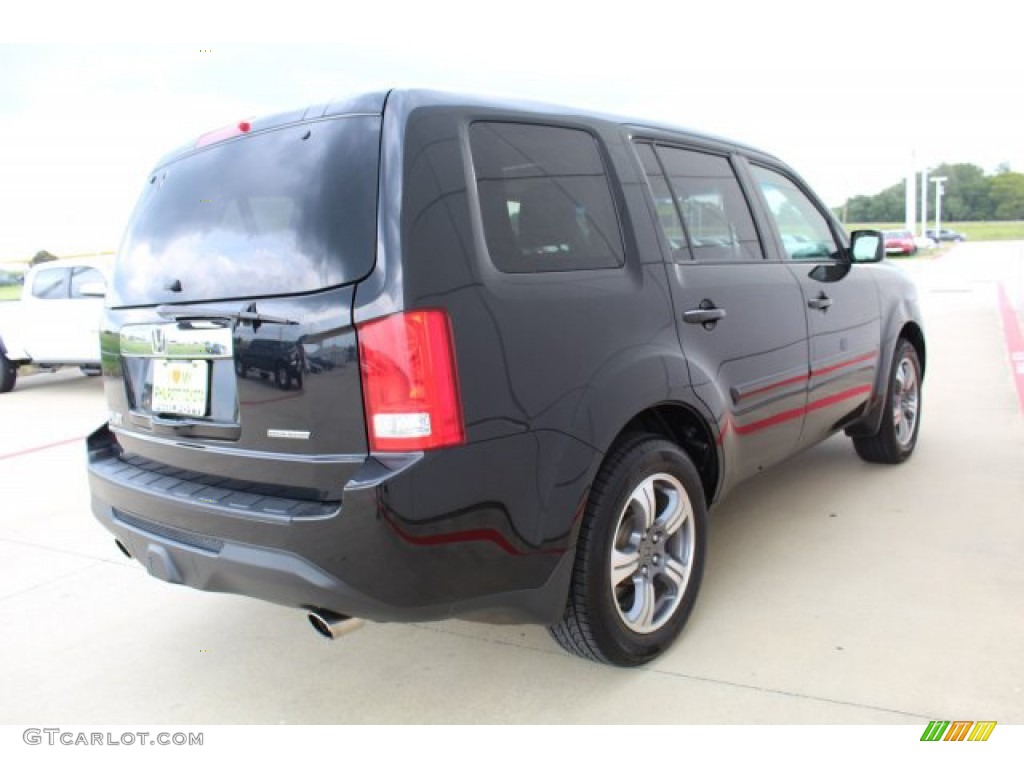 2015 Pilot SE - Crystal Black Pearl / Gray photo #12