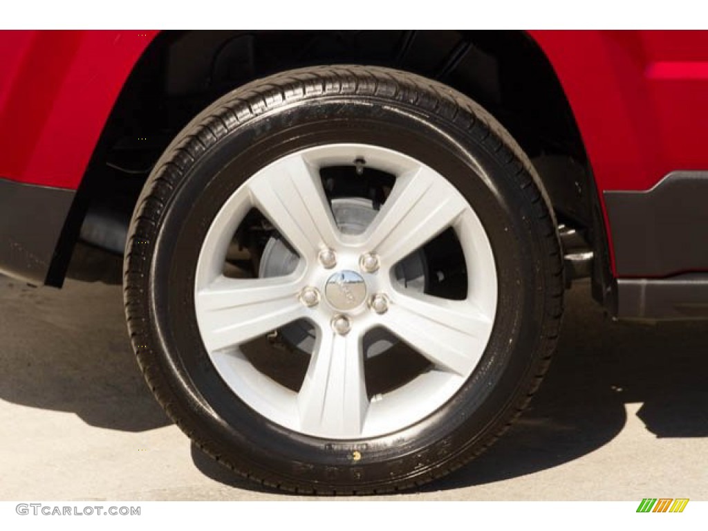 2014 Patriot Latitude - Deep Cherry Red Crystal Pearl / Dark Slate Gray/Light Pebble photo #31