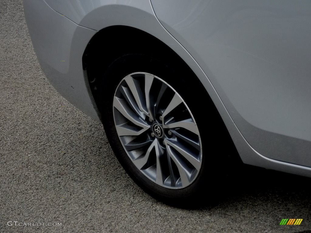2017 Corolla XLE - Classic Silver Metalic / Black photo #3