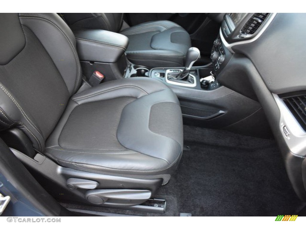 2018 Cherokee Latitude Plus - Rhino / Black photo #17
