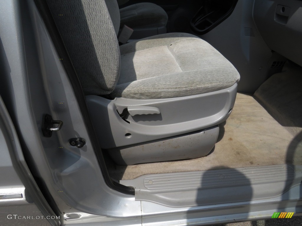 2005 Sedona EX - Clear White / Gray photo #23