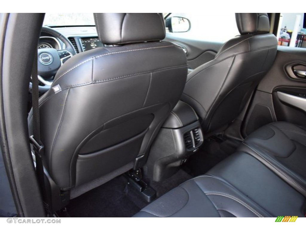 2018 Cherokee Latitude Plus - Rhino / Black photo #19