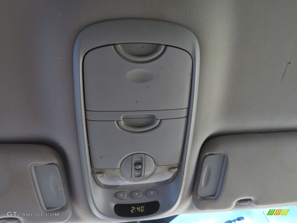 2005 Sedona EX - Clear White / Gray photo #35