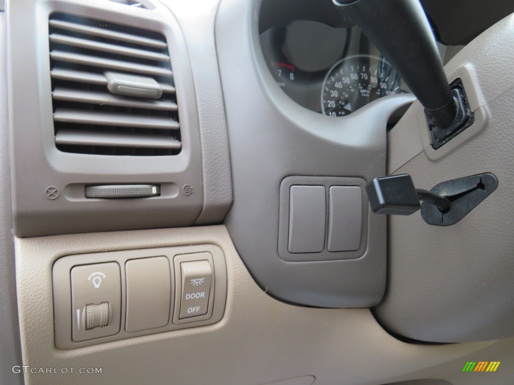2012 Sedona LX - Clear White / Beige photo #18