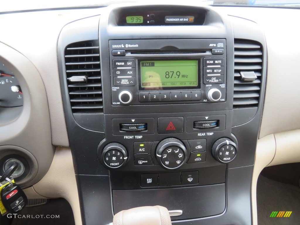 2012 Sedona LX - Clear White / Beige photo #25